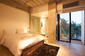 Minibar, in-room safe, free WiFi, bed sheets