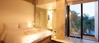 ELLA Bar, Bistro & Bed