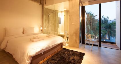 ELLA Bar, Bistro & Bed