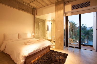 ELLA Bar, Bistro & Bed