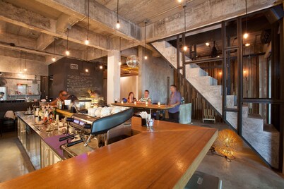 ELLA Bar, Bistro & Bed