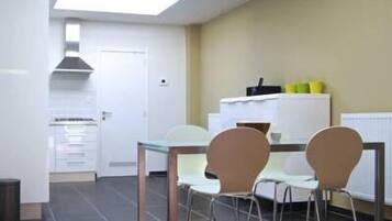 House, 2 Bedrooms | In-room dining