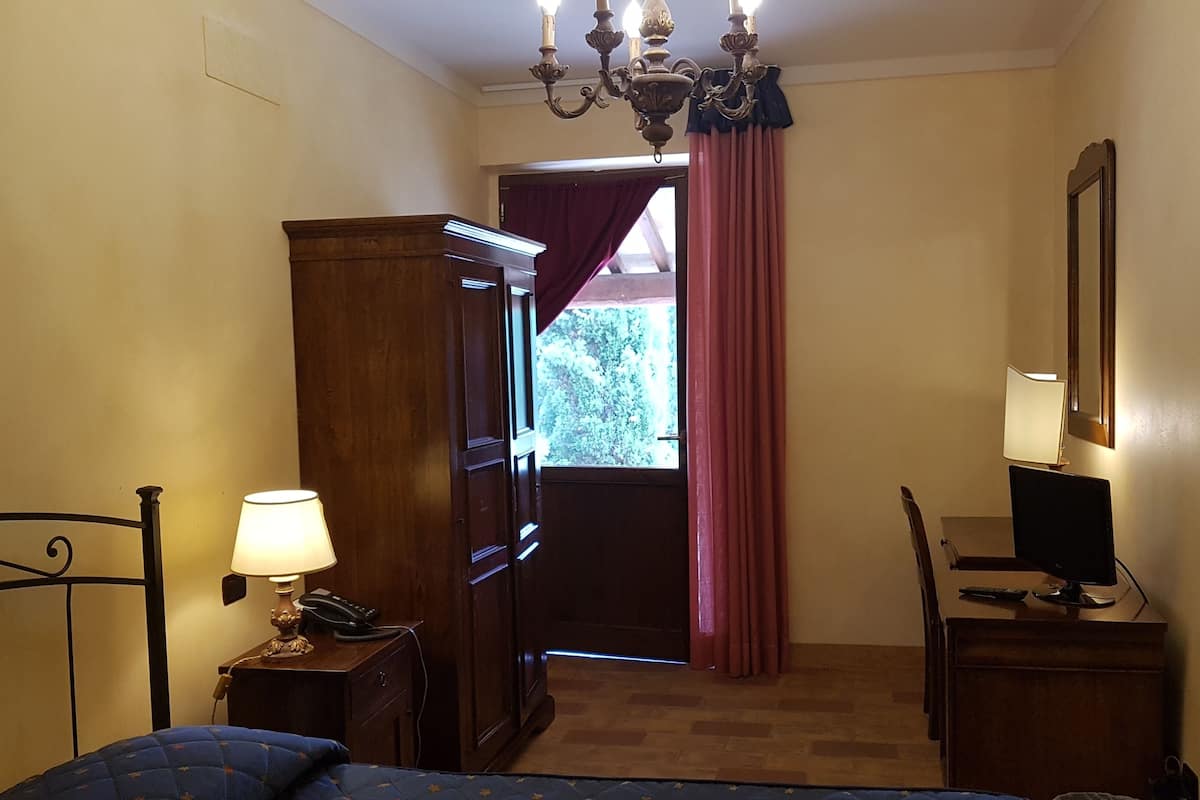 Minibar, brankas, meja kerja, dan ruang kerja ramah laptop