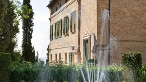 A building with a fountain in front. - Villa Rinalducci (Fano)
