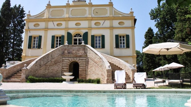 A large building with a pool and outdoor seating. - Villa Rinalducci (Fano)