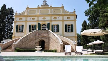 Piscina stagionale all'aperto, ombrelloni da piscina, lettini