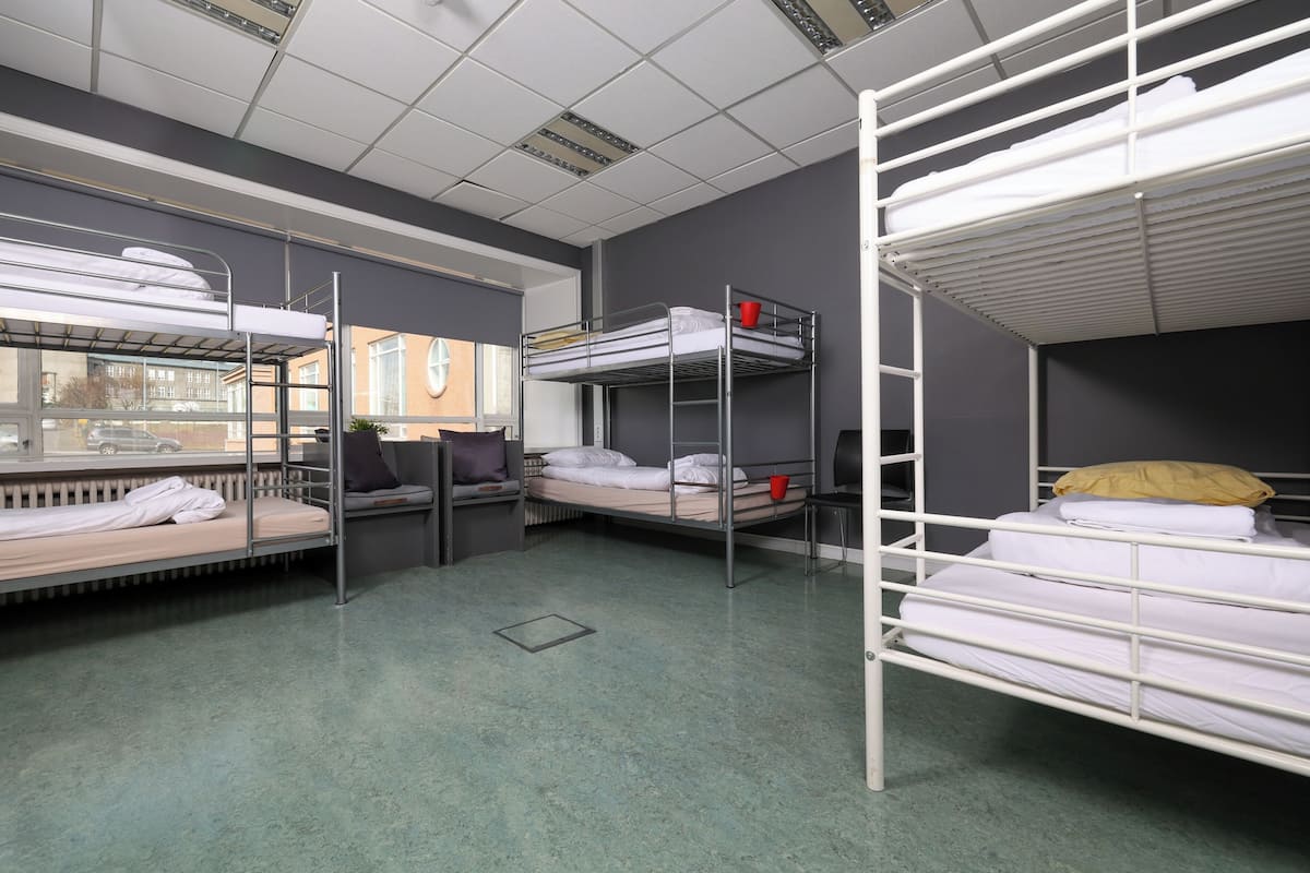 Bunk bed in a 6 people female dormitory, Free Parking | Cortinas blackout y ropa de cama