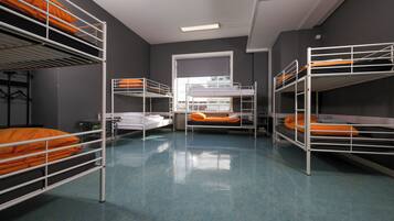 Bunk bed in 8 people dormitory, Free Parking | Cortinas blackout y ropa de cama