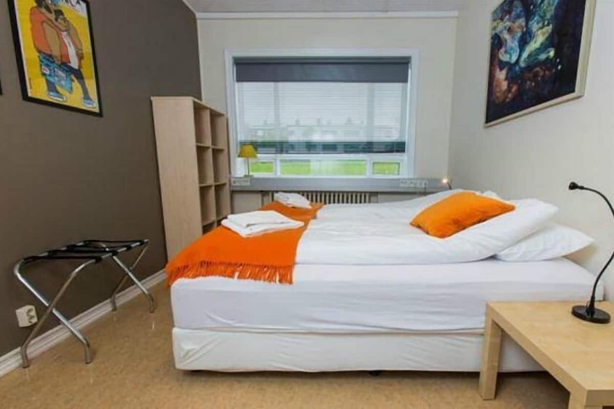 Twin Room with Shared Bathroom and Free Parking | Cortinas blackout y ropa de cama