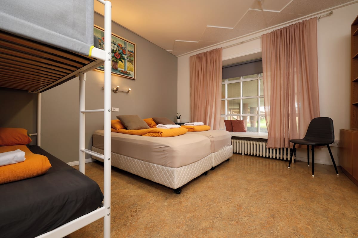 Quadruple Room with Shared Bathroom and Free Parking | Cortinas blackout y ropa de cama