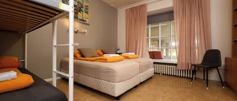 Quadruple Room with Shared Bathroom and Free Parking | 遮光カーテン、ベッドシーツ