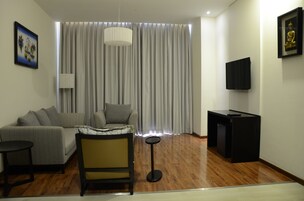 Una sala de estar moderna con un sofá, un sillón y una mesita.
