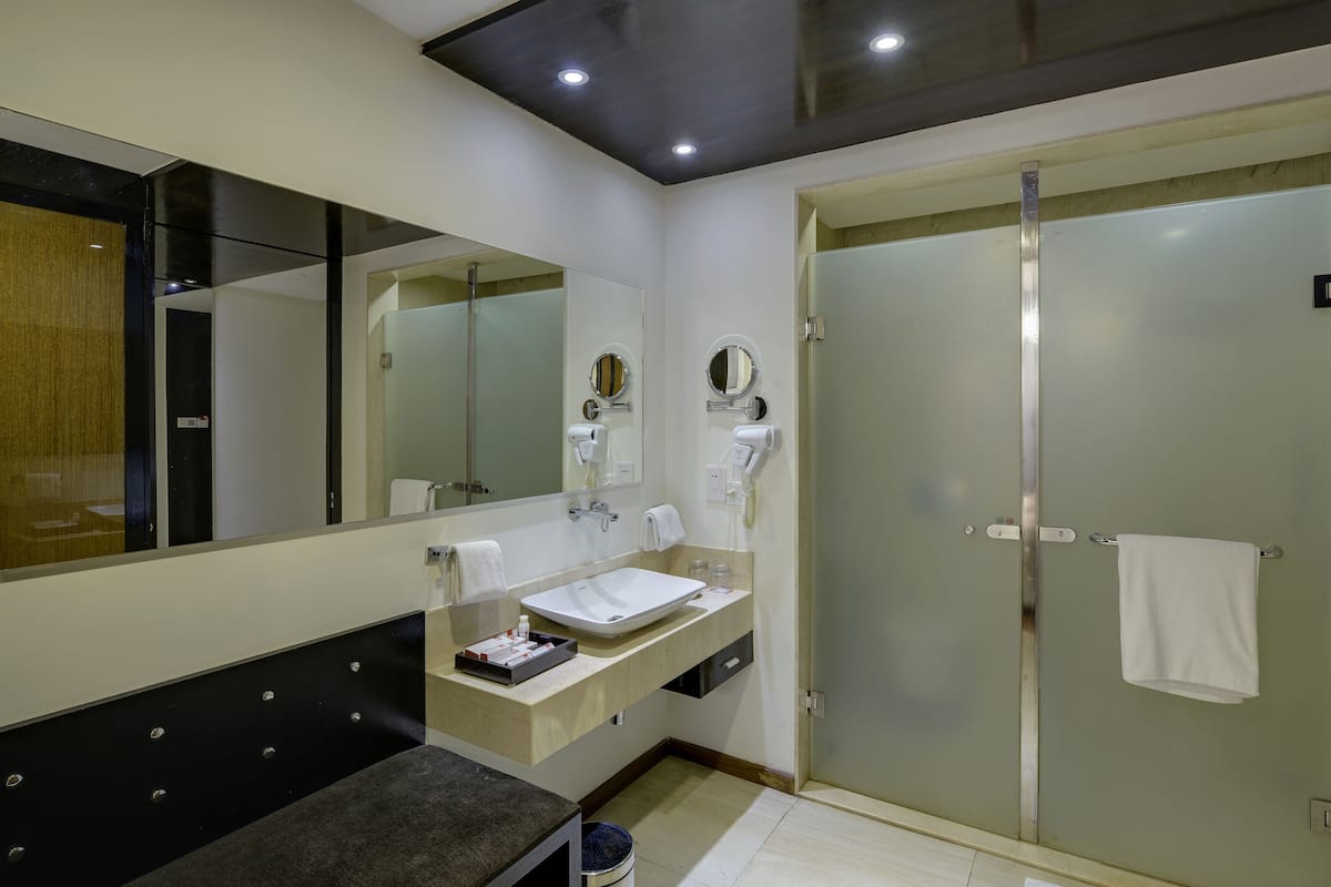 Shower, rainfall showerhead, free toiletries, hair dryer