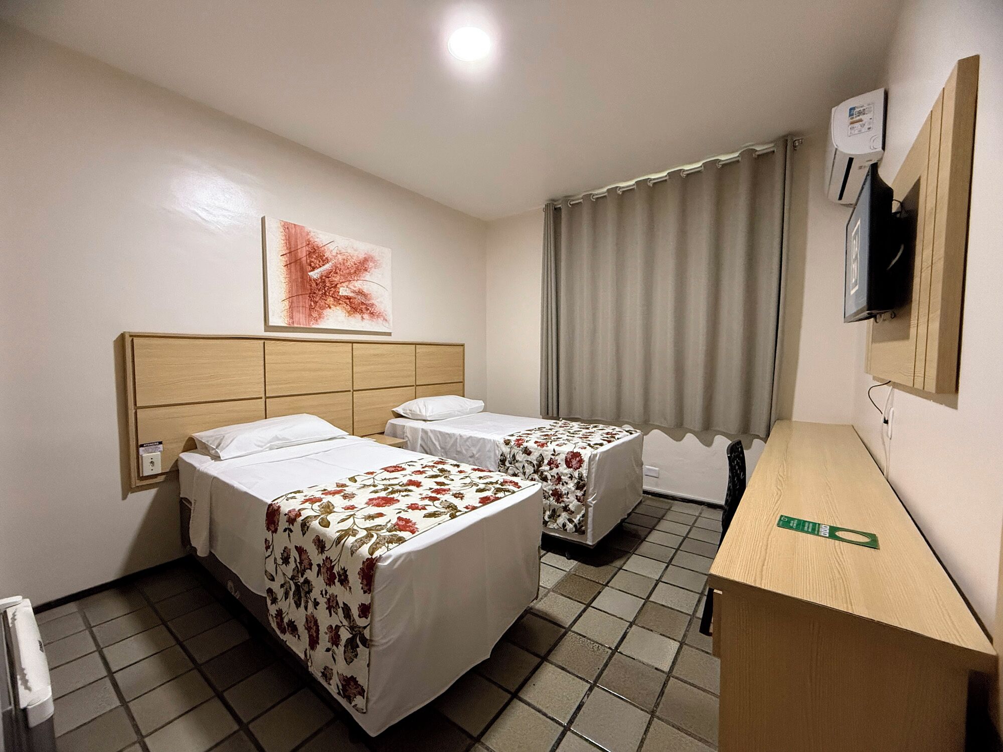 Standard Twin | Minibar, blackout drapes, free WiFi, bed sheets