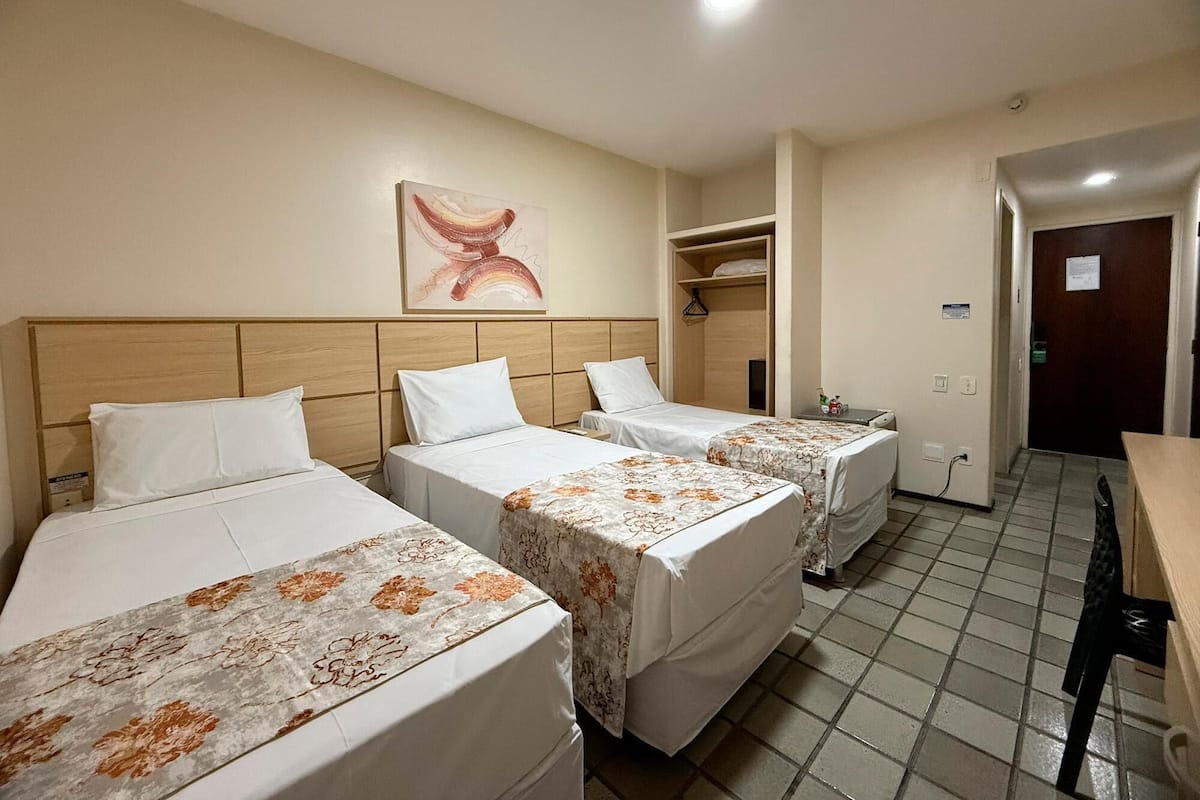 Minibar, cortinas opacas, wifi gratis y ropa de cama