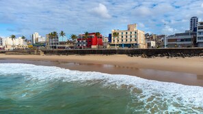 Beach nearby, sun loungers, beach umbrellas, beach towels - Dan INN Express Salvador By Nacional Inn (Salvador)