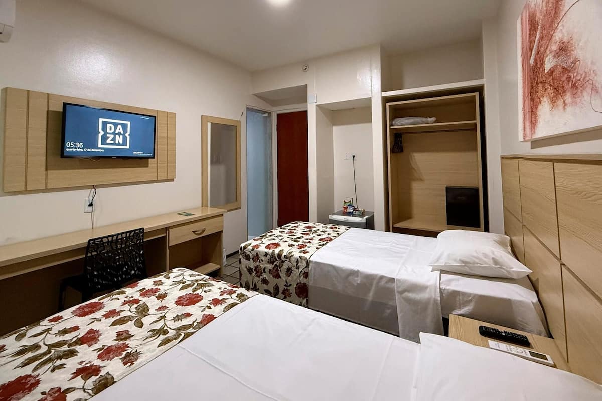 Minibar, cortinas opacas, wifi gratis y ropa de cama