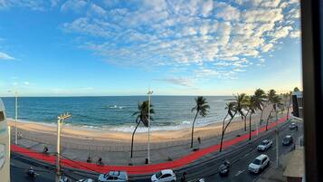 Näkymä rannalle/valtamerelle