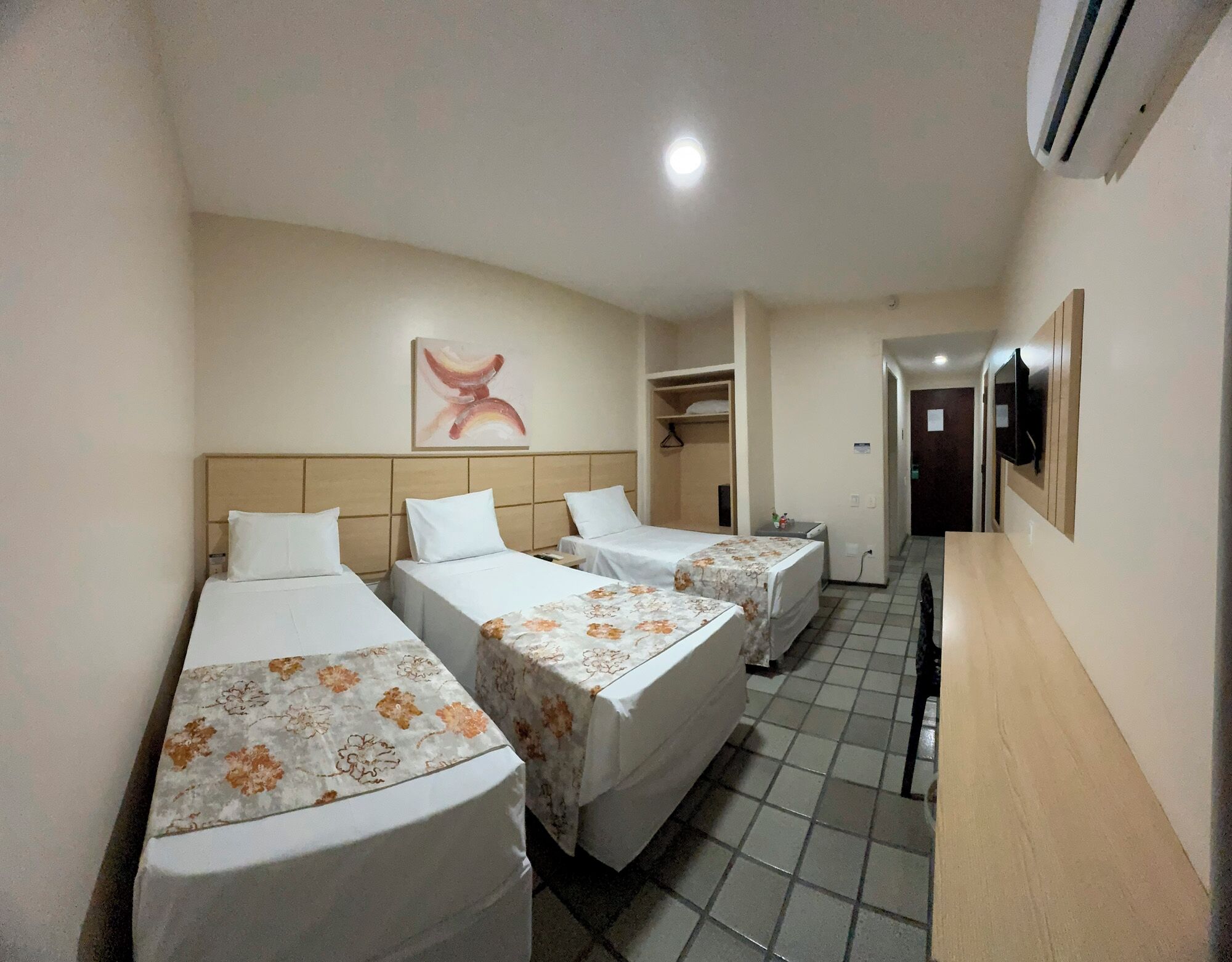 Standard Triplo | Minibar, blackout drapes, free WiFi, bed sheets