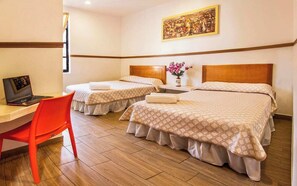 Habitación cuádruple | Escritorio, espacio para trabajar con laptop y cortinas blackout 