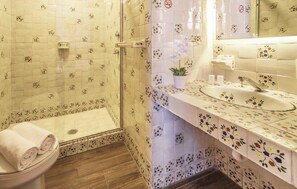 Bathroom shower - Hotel Templo Mayor (Mexico City)