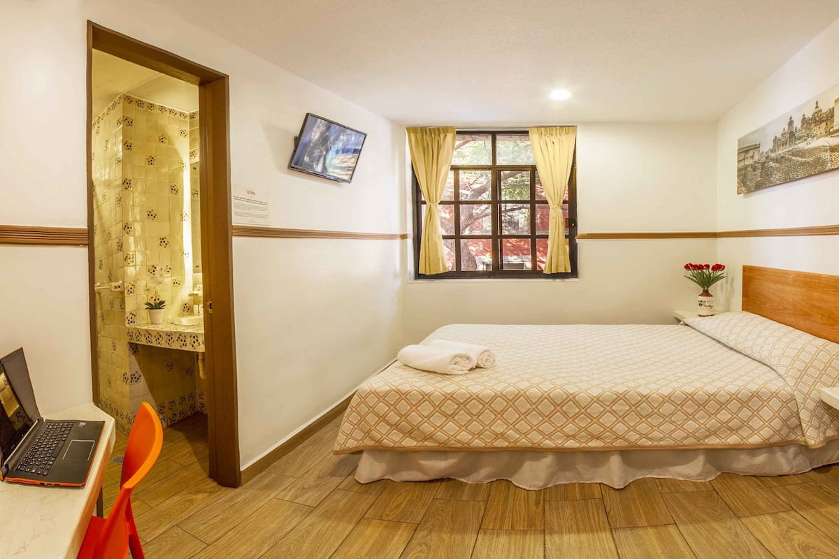 Standard Room | Desk, laptop workspace, blackout drapes, soundproofing