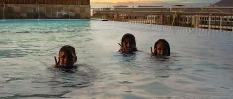 Utendørsbasseng og solsenger