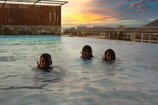 Outdoor pool, pool loungers - Tusita Boutique Hotel (Kuta)