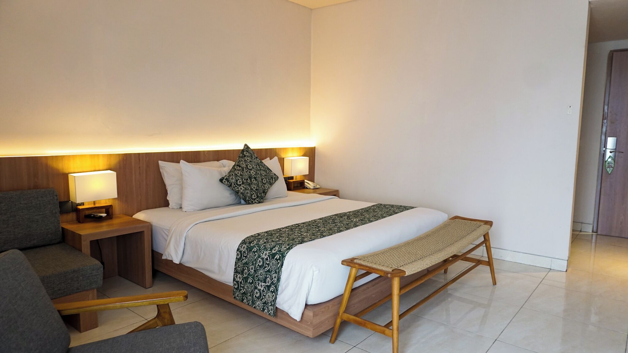 Deluxe Suite Room | Minibar, desk, laptop workspace, iron/ironing board