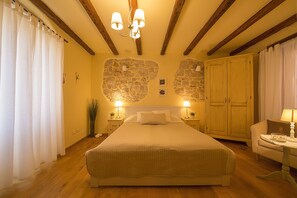 Chambre Confort double, 1 très grand lit | Coffre-fort, système d’insonorisation, accès au Wi-Fi (inclus)