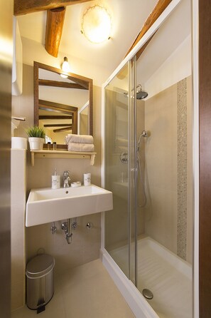 Habitación doble Confort, 1 cama King size | Baño | Regadera, amenidades de baño gratuitas, secadora de cabello, toallas 