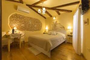 Chambre Confort double, 1 très grand lit | Coffre-fort, système d’insonorisation, accès au Wi-Fi (inclus)