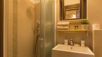 Habitación doble Confort, 1 cama King size | Baño | Regadera, amenidades de baño gratuitas, secadora de cabello, toallas