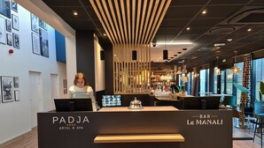 A reception desk with a sign reading "PADJA HOTEL & SPA" and "BAR Le MANALI". - Padja Hotel & Spa, Vannes (Vannes)
