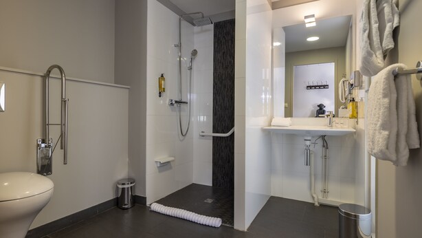 Ein modernes Badezimmer mit Dusche, Toilette und Waschbecken.
