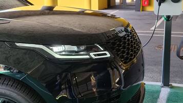 Electric vehicle charging station