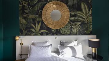 Superior tweepersoonskamer, 1 queensize bed | Luxe beddengoed, pillowtop-bedden, een kluis op de kamer, een bureau