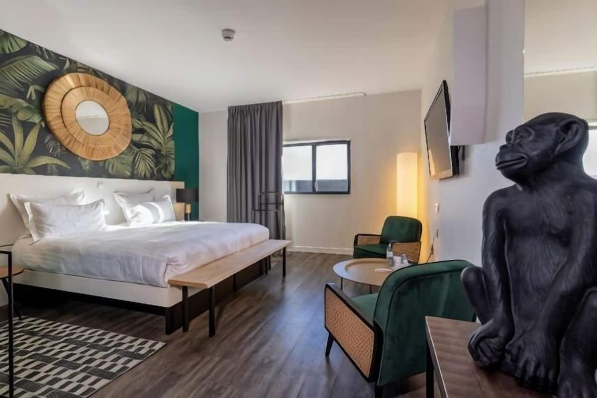 Premium bedding, pillow-top beds, in-room safe, desk