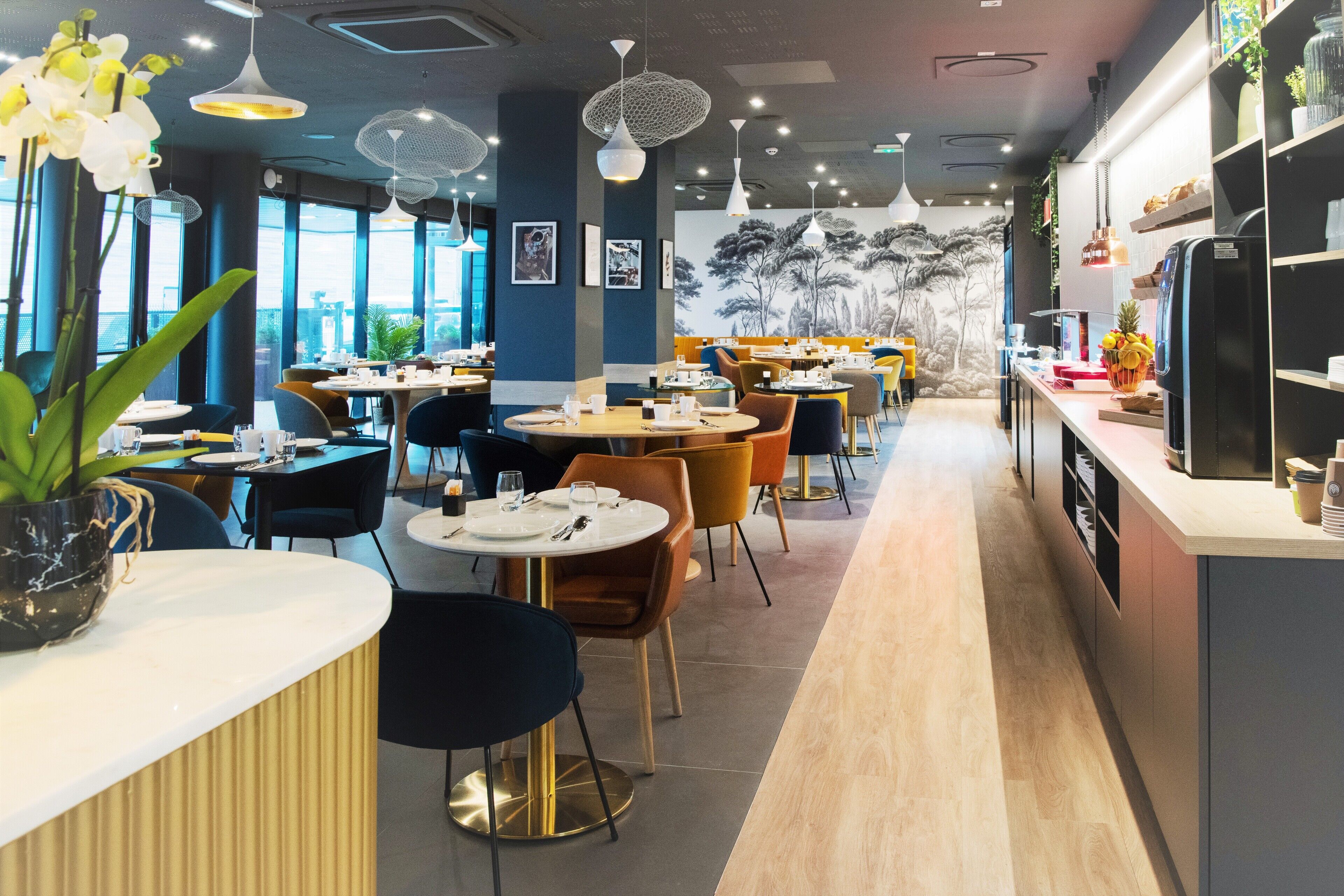 Daily continental breakfast (EUR 18 per person)