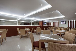 2 restaurants, breakfast, lunch, dinner served; international cuisine - Sense Sunset Hotel Seminyak (Seminyak)