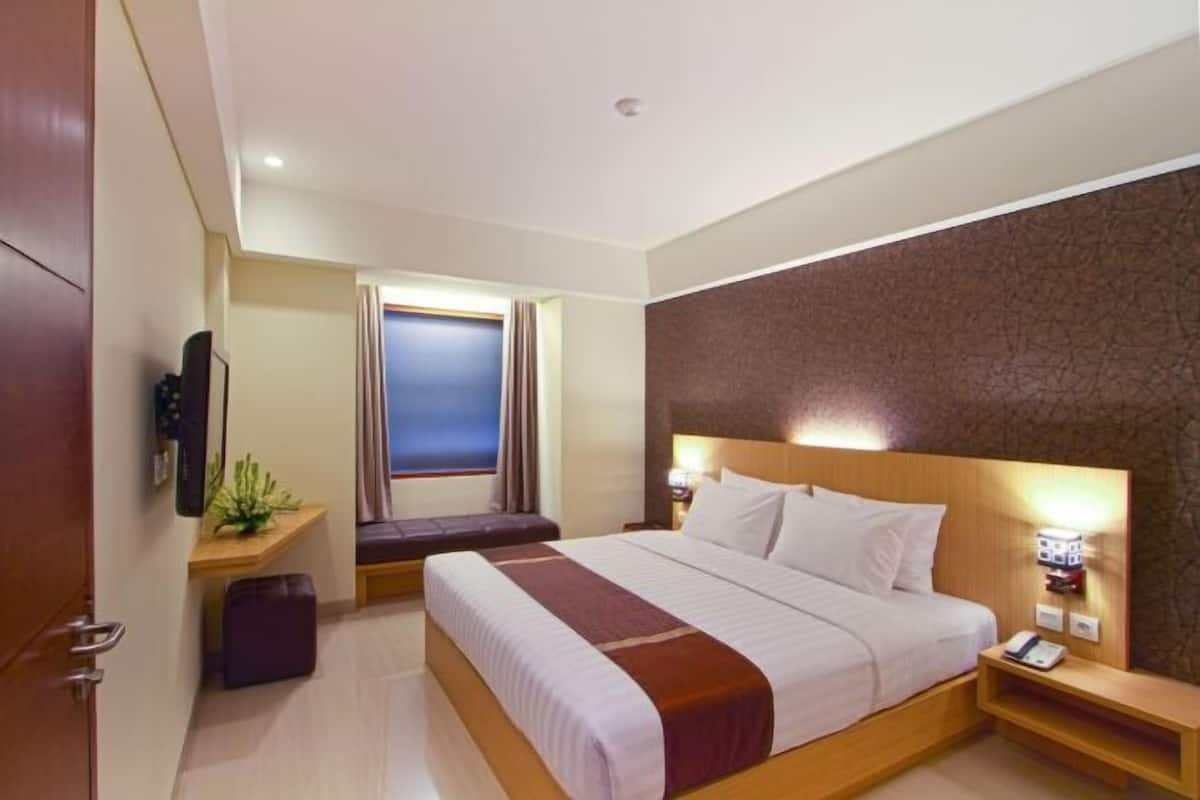 In-room safe, desk, iron/ironing board, free cribs/infant beds