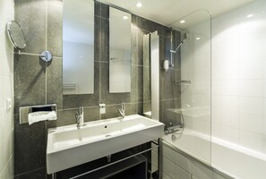 Superior Apartment, 1 Bedroom | Bathroom