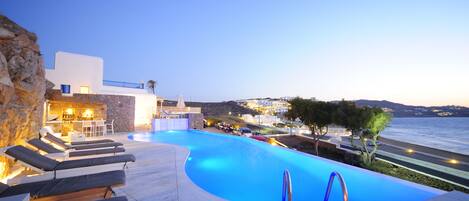 Piscine extérieure, parasols, chaises longues