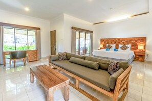 VIP Suite | 客房内保险箱、办公桌、笔记本电脑工作区、遮光窗帘