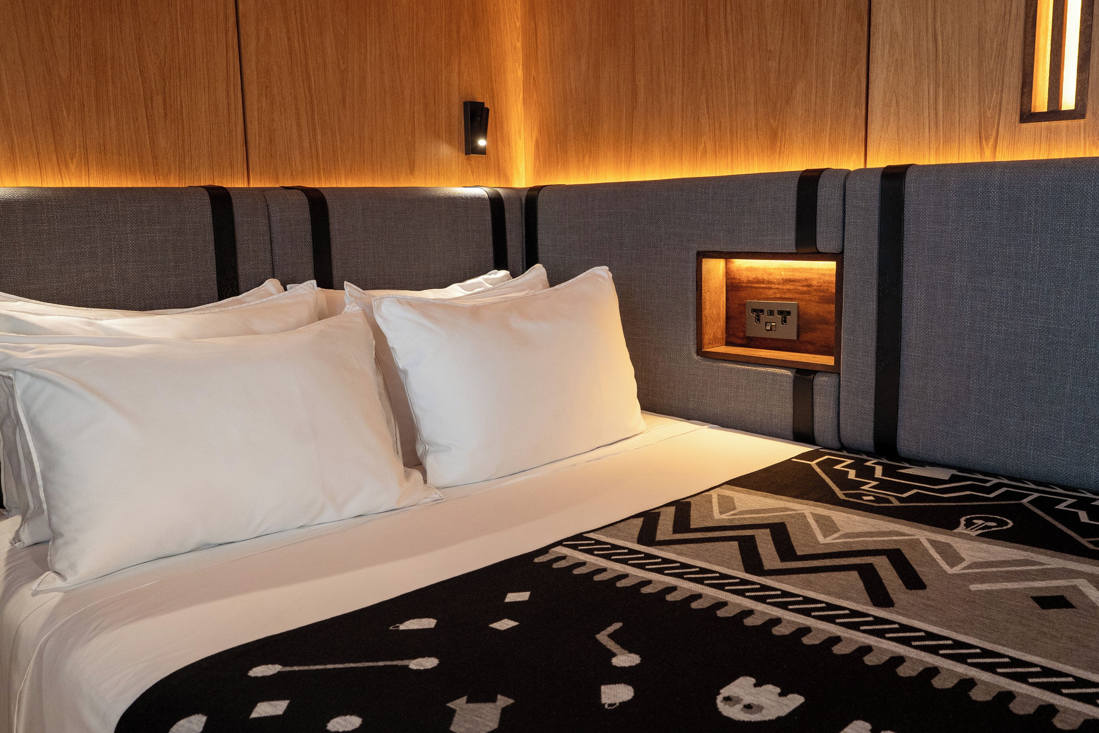 deluxe room (xs) | 1 bedroom, minibar, in-room safe, desk