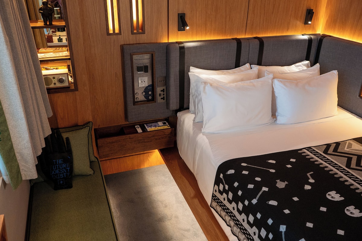 Deluxe Room (XS) | Minibar, in-room safe, desk, laptop workspace