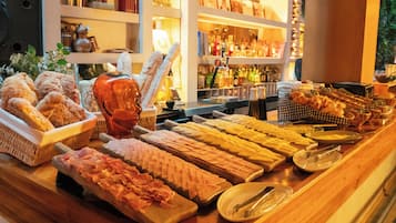 供应早餐、午餐和晚餐