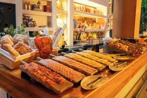 Aperto a colazione, pranzo e cena