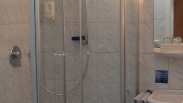 Habitación doble | Baño | Regadera, amenidades de baño gratuitas, secadora de cabello, toallas