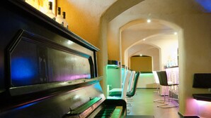 Un piano en un pasillo bien iluminado, con zonas de estar y una recepción.